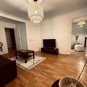https://chic-appartement-in-the-famous-street-faubourg-st-honor.fr-paris.fr